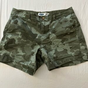 Green Camo flower mid rise shorts